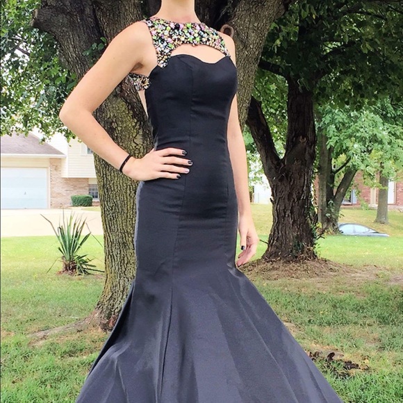 Black open back mermaid. - Picture 2 of 3